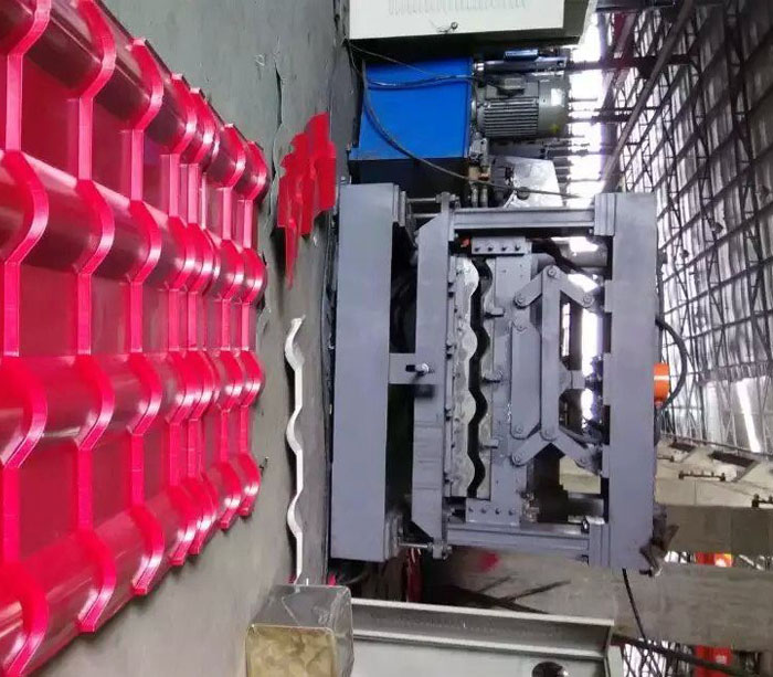 Roof panel step tile roll forming machine