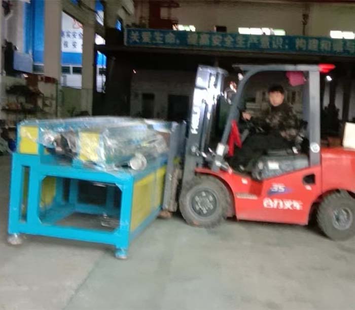 Exportación de la cadena de producción de la máquina formadora de rollos de caja de carrete de manguera contra incendios