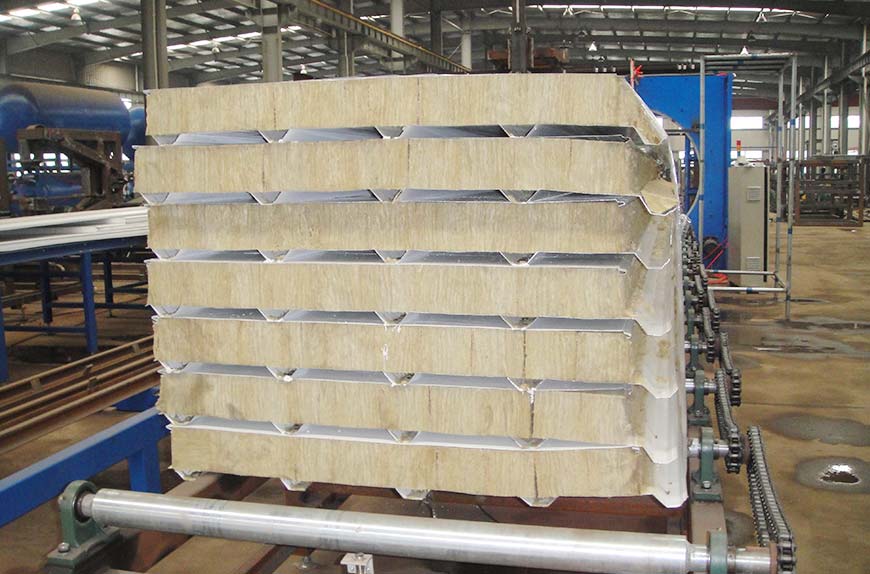 Perfiladora para la producción de material de construcción panel sándwich eps