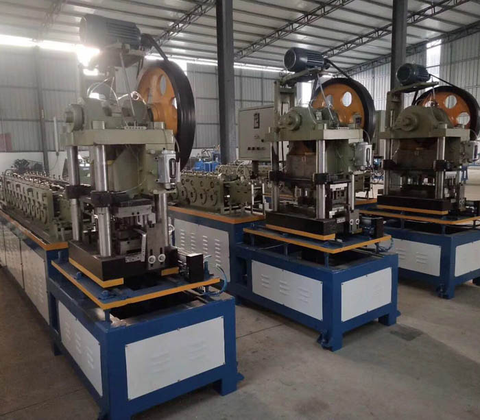 Cajón de canal telescópico que desliza la máquina formadora de rollos.