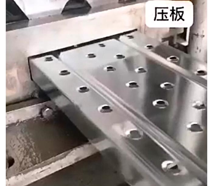 Máquina para fabricar pedales de escalera