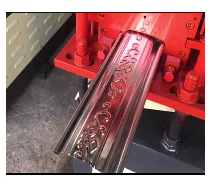 Máquina para fabricar flejes de cortina enrollable