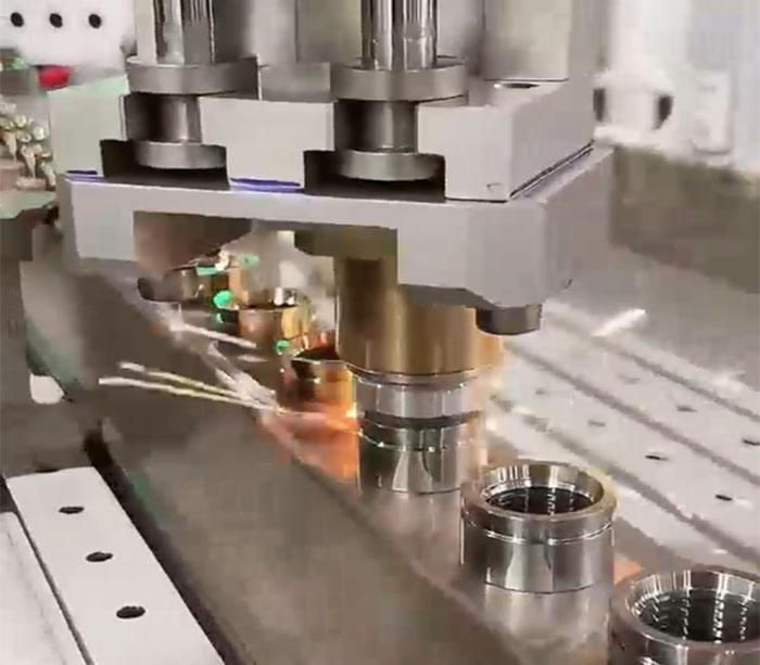 Máquina CNC de soldadura láser continua para colectores